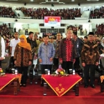 Gubernur Jawa Timur, Khofifah Indar Parawansa mendampingi Wapres RI Jusuf Kalla (JK) membuka Festival Kebangsaan II di Gedung Dome Universitas Muhammadiyah Malang (UMM). foto: ist