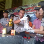 Kapolres menunjukkan barang bukti yang berhasil disita.