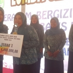 Penyerahan hadiah kepada juara lomba cipta menu oleh istri Bupati Pasuruan.