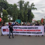 Massa LSM Forkot Gresik saat menggelar aksi demo di depan kantor Pemerintah Kabupaten Gresik. Foto: SYUHUD/ BANGSAONLINE.com
