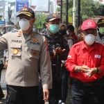 Kapolres Batu AKBP Harviadhi Agung Prathama bersama Wakil Wali Kota Batu Punjul Santoso saat meninjau penyemprotan disinfektan, belum lama ini.