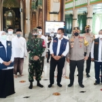 Ning Ita mendampingi Gubernur Khofifah meninjau kesiapan Masjid Al Fattah Mojokerto menyelenggarakan Salat Idul Fitri 1442 H.