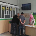 Nasabah saat melakukan administrasi pegadaian


