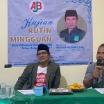 Anggota Komisi E DPRD Jatim, Mathur Husyairi (kiri), saat bersama Achmad Fauzi selaku Ketua Aliansi Jurnalis Bangkalan.