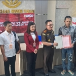 Kajari Tuban, Imam Sutopo didampingi Kasi Pidum dan Pimca Bank Jatim Tuban saat menyerahkan berkas RJ kepada tersangka.