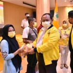 M. Sarmuji, Ketua DPD Partai Golkar Jatim memberikan minyak goreng secara gratis kepada pedagang gorengan di sekitar Kantor Golkar Jatim. foto: istimewa