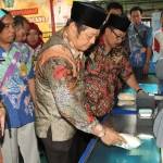Bupati H. Saiful Ilah bersama Wakil Bupati (wabup) H. MG Hadi Sutjipto  mencoba dengan melakukan penimbangan barang di Pasar Larangan, Jumat (19/12). foto: nanang ichwan/HARIAN BANGSA