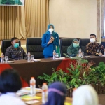 Ketua TP PKK Kota Kediri, Ferry Silviana Abdullah Abu Bakar, saat memberi sambutan. Foto: Ist