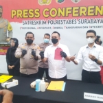 Kasatreskrim Polrestabes Surabaya AKBP Mirzal Maulana sedang menunjukkan barang bukti berikut pelaku saat press release.