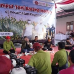 Bupati Kediri, Hanindhito Himawan Pramana, saat berdiskusi dengan para petani dalam kegiatan Farm Field Day (FFD) Parade Jagung Kediri 2024. Foto: Ist