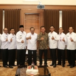 Gubernur Jawa Timur saat foto bersama rombongan audiensi Bupati Kab. Malang di Kantor Gubernur Jawa Timur.