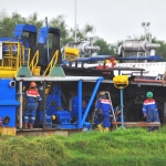 SAFETY: Tiga pekerja Pertamina EP Asset-4 sedang beraktivitas di Lapangan Sukowati Pad A. foto: NUR HADI/ BANGSAONLINE
