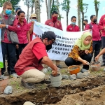 Peletakan batu pertama pembangunan huntara bagi warga terdampak APG Gunung Semeru oleh Korwil PKH Jatim 2, Mahbub Al Farabi.