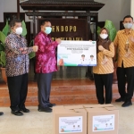 SIMBOLIS: Penyerahan bantuan vitamin dari BPJS Kesehatan Cabang Sidoarjo, di Pendapa Delta Wibawa, Selasa (10/8/2021). foto: istimewa