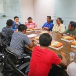 Andreas Eddy Susetyo (batik merah) didampingi koleganya di Komisi VI Ihsan Yunus dan Darmadi Durianto saat mendengar aspirasi para petani asal Tegalrejo yang jalan kaki dari Malang ke Jakarta. foto: Andreas Eddy for bangsaonline