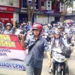 Aksi demo yang dilakukan tenaga honorer K1 Nganjuk. foto: soewandito/ BANGSAONLINE