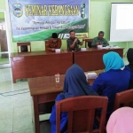 Dandim Pacitan Letkol (kav) Aristoteles Hekeng Nusa Lawitang saat memberikan materi seminar kebangsaan. 
