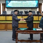 Pemkab dan DPRD Kabupaten Tuban sepakat menandatangani persetujuan 8 Raperda.