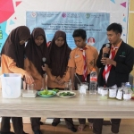 HASIL KARYA: Siswa Al Muslim Sidoarjo sosialisasi produk pembersih tangan dan sabun cuci tangan, Jumat (6/3) lalu. foto ist