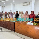 DWP Sekretariat DPRD Sidoarjo menunjukkan hasil lomba memasak. Foto: MUSTAIN/BANGSAONLINE