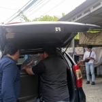 Petugas saat tiba di TKP yang dilaporkan warga meninggal diduga usai mengonsumsi miras oplosan