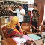 Bupati Nganjuk Novi didampingi Qii MR saat menjelaskan corak pewarnaan batik terhadap pelaku usaha batik.