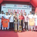 Personil Smata FC mendapat support penuh dari Polresta Mojokerto AKP Amat turun langsung dalam launching jelang Liga ELC. Foto: YUDI EP/BANGSAONLINE