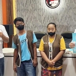 Kedua sepupuan pelaku pengedar narkotika saat di Mapolrestabes Surabaya.
