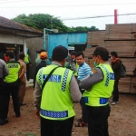 Suasana eksekusi PT. Surya Oscar Deckers Cemerlang, Manyar. foto: SYUHUD/ BANGSAONLINE