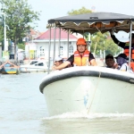 Wali Kota Pasuruan saat menyusuri Sungai Gembong.