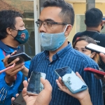 Taufiq Dwi Kusuma, S.H. penasihat hukum tersangka N, saat memberi keterangan kepada wartawan. foto: MUJI HARJITA/ BANGSAONLINE