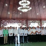 Bupati Pamekasan KH. Kholilurrahman foto bersama usai melantik 320 PPPK di Pendopo Agung Ronggosukowati.