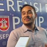 Presiden klub PSMP Raja Siahaan memberikan keterangan pers.