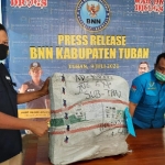 Bungkusan paket berisi ganja yang dikirim melalui jasa kurir.