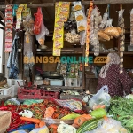 Salah satu pedagang di Pasar Keling Surabaya. Foto: Sulthon/Bangsaonline.