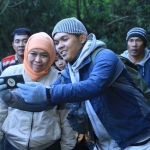 Gubernur Khofifah saat foto bersama masyarakat ketika mengunjungi kawasan wisata Gunung Ijen.