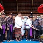 Adhy Karyono saat ground breaking Gedung Sekretariat Bersama Kelembagaan Hindu Jawa Timur di Pura Segara Komplek TNI AL, Kenjeran, Surabaya.