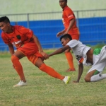 Pemain Persibo saat berjibaku dengan pemain Bumi Wali FC. foto: EKY NURHADI/ BANGSAONLINE