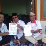 Empat Ketua PAC Gerindra Kota Probolinggo menunjukkan surat yang dilayangkan ke DPP untuk meminta evaluasi terkait keuangan DPC.