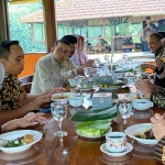 Menteri Kebudayaan, Fadli Zon (tiga dari kiri), saat bersantap pagi di Kedai Alas, PPLH Seloliman, Kecamatan Trawas, Kabupaten Mojokerto. Foto: Seloliman Ecolodge