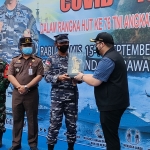 Pangkoarmada II Laksda TNI Dr. Iwan Isnurwanto saat menerima cendera mata dari Bupati Kediri Hanindhito Himawan Pramana disaksikan oleh Kapolres AKBP Lukman Cahyono dan Kajari Dedy Priyo. foto: MUJI HARJITA/ BANGSAONLINE