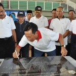 Bupati Gresik Sambari Halim Radianto, didampingi Wabup Moh. Qosim, saat menandatangani prasasti peresmian Gedung Wahana Ekspresi Pusponegoro (WEP) tahap II. foto: SYUHUD/ BANGSAONLINE