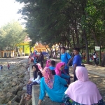 Para wisatawan tampak sedang menikmati pemandangan laut di Pantai Boom Tuban.