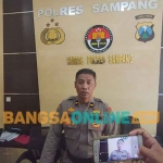 Kasi Humas Polres Sampang, Ipda Sujianto, saat memberikan konferensi pers. Foto: MUTAMMIM/BANGSAONLINE