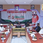 Kapolres Lamongan AKBP Miko Indrayana saat Zoom Meeting pencanangan gerakan santri bermasker. (foto: ist)