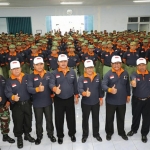  Linmas, Babinsa dan Babinkantibmas se-Kecamatan Kartoharjo foto bersama usai apel. 