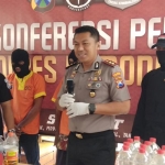 Kapolres AKBP Feby DP Hutagalung didampingi Kasatreskrim AKP Wahyu Norman Hidayat saat konferensi pers menghadirkan dua tersangka dan barang bukti miras oplosan. 