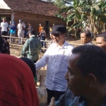 residen Jokowi saat meninjau tanggul jebol. foto: ist