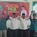 Dari kiri, Drs. Abdul Jalill Talha (Sekretaris Dewan Syuro PKB Bangkalan), KH. Ir. Mondir Rofii (Ketua Dewan Syuro PKB Bangkalan), Baddrut Tamam (Wakil Ketua DPW PKB Jawa Timur), H. Syafiuddin Asmoro (Ketua DPC PKB Bangkalan), Abd. Ropik (Sekretaris DPC PKB), dan Hotib Marzuki (Bendahara DPC PKB).