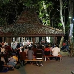 Antusias anak muda Semarang dalam mengikuti Nongkrong Taubat, setiap Kamis malam. foto: Pebry Adi Prakoso